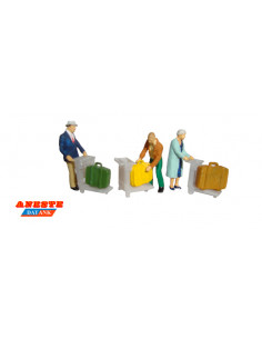 PASAJEROS RECOGIENDO MALETAS